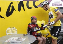 Evans e Hushovd prima della partenza della nona tappa.