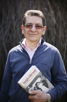 Mariano Berti con uno dei suoi volumi.