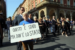 I parenti delle vittime sfilano per la cerimonia nel 31° anniversario della strage alla  stazione di  Bologna.
