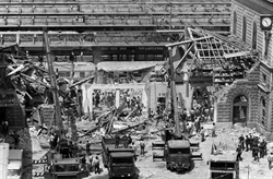 La sala d'aspetto della  stazione di  Bologna distrutta dall'esplosione della bomba del 2 agosto 1980 in una foto d'archivio.