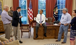 Obama nello studio ovale durante un briefing sul debito pubblico.