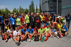 Il gruppo di 46 ciclisti che hanno pedalato da Milano a Madrid, guidati da don Sergio Massironi, responsabile della pastorale giovanile di Cesano Maderno (foto: Severino Marcato).. 