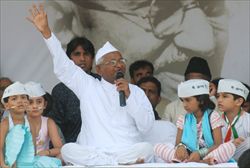 Hazare saluta i propri sostenitori a Nuova Delhi dopo aver interrotto il digiuno.