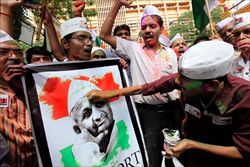 Polvere colorata su un ritratto di Hazare dopo l'interruzione del suo sciopero della fame che è durato 12 giorni.