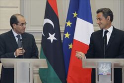  Mahmoud Jibril, numero due del Consiglio nazionale di transizione libico, a Parigi durante l'incontro all'Eliseo con il presidente francese Nicolas Sarkozy.