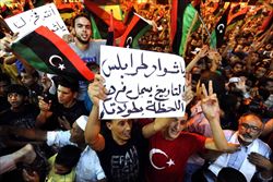 Manifestanti libici contro il regime di Gheddafi.