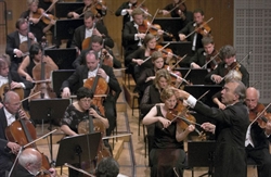Claudio Abbado mentre dirige l'Orchestra di Lucerna.