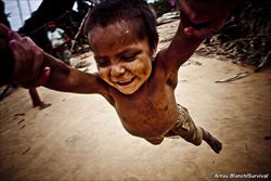 Un bambino della tribù Nukak gioca con la sua famiglia, nella foresta amazzonica colombiana..