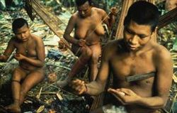 Una famiglia appartenente alla tribù amazzonica dei Nukak.