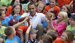 Il presidente degli Stati Uniti tra i bambini di una scuola estiva del Minnesota.