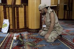 Un ribelle che ha partecipato all'assalto al compoud di Gheddafi durante la preghiera nella princiopale moschea di Tripoli.