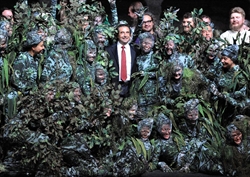 Riccardo Muti festeggia i suoio 70 anni con gli attori del "Macbeth" a Salisburgo.