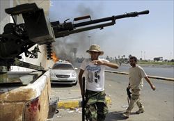 Alcuni ribelli libici a tripoli in una fase dei combattimenti con le forze fedeli a Gheddafi.