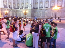 Un gruppo di ragazzi davanti al Palazzo reale di Madrid.