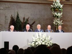 Il palco dei relatori, da sinistra: Wolfgang Schäuble, il cardinale Reinhard Marx, Giulio Tremonti, Corrado Passera e Marco Impagliazzo, della Comunità di Sant'Egidio.