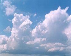 Le nuvole sono un tipico esempio di di condenza e evaporazione del vapore  acqueo.