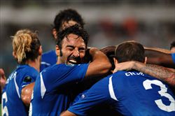 Gli azzurri esultano al gol di Pazzini contro la Slovenia.