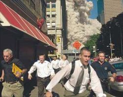 Gente in fuga per le strade di New York l'11 settembre 2001.