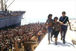 L'arrivo a Bari, cinquanta anni fa, della nave Vlora carica di 20.000 profughi albanesi fuggiti dopo la caduta del regime di Enver Hoxa e alla ricerca di un futuro migliore.