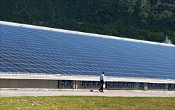 Pannelli solari dell'impianto fotovoltaico della ditta Roncadin (Meduno, Pordenone). Il fotovoltaico a livello mondiale continua a confermarsi il mercato tecnologico con il più elevato tasso di crescita.