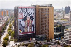 Copertina gigante della Bild su un palazzo a Berlino
