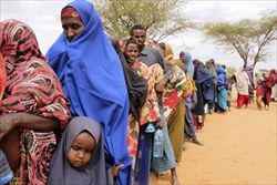 Una fila di sfollati attende una distribuzione di cibo del Wfp (l'agenzia Onu che si occupa di sicurezza alimentare) a Dolo, in Somalia (Foto AP)