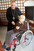 Il cardinale Dionigi Tettamanzi con l’anziana mamma.