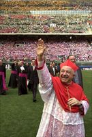 Il cardinale Tettamanzi durante una veglia allo stadio Meazza di Milano.