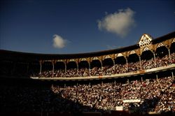 L'arena Monumental di Barcellona piena di spettatori per l'ultima corrida catalana.