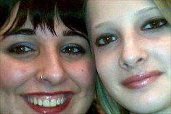 Sarah (a destra) in una foto con la cugina Sabrina, accusata (in concorso con la madre Cosima Serrano, sorella della mamma di Sarah) di concorso in omicidio volontario, sequestro di persona e soppressione di cadavere.