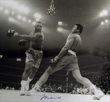 Un momento dell'incontro tra Muhammad Alì e Joe Frazier nel 1975, per la corona mondiale dei massimi (foto Ansa).
