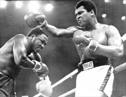 L'incontro tra Muhammad Alì (a destra) e Joe Frazier sul ring di Manila, il primo ottobre 1975 (foto Ansa).