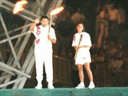 L'ex campione del mondo di pugilato Muhammad Alì accende il tripode nello stadio di Atlanta, durante la cerimonia inaugurale dei Giochi olimpici del 1996 (foto Ansa).