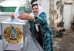 Un'anziana voto per le elezioni parlamentari in un seggio itinerante nel villaggio di Karasy, a circa 230 km a Sud di Almaty (foto: Ansa).
