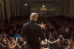 Arturo Brachetti a Torino, al Sermig, mentre parla all'Arsenale della pace durante una lezione dell'Università del dialogo. Foto: Max Ferrero/Sync.