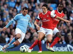 Carlos tevez durante una partita con la maglia del Manchester City (foto Ansa).