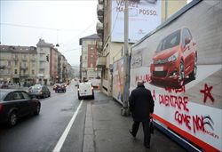 Carrtellonistica stradale a Torino (foto Ansa).