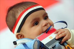 Un piccolo egiziano in piazza. Foto Ansa.
