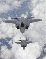 Due F-35 in volo (foto: Reuters).