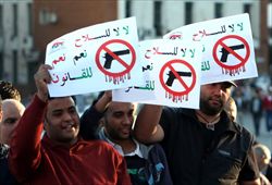 Libia. Il 7 dicembre 2011, a Tripoli, diversi manifestanti sono scesi in strada per chiedere il ritiro dalla capitale di tutte le bande armate. Foto di Sabri Elmhedwi, Epa/Ansa.