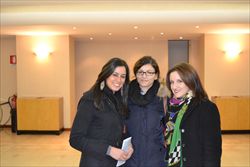 Tre giovani studentesse dell'Università Cattolica di Milano presenti all'incontro.