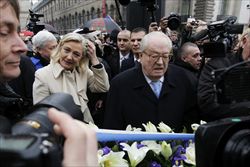 La cadidata dell'estrema destra francese a Parigi con il padre Jean-Marie Le Pen, fondatore del Fronte nazionale (foto: Reuters).