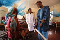 Youssou N'Dour in visita a un ospedale in Kenya, nel campo profughi di Dadaab, a settembre 2001  (Ansa).
