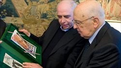 Don Antonio Sciortino con il presidente Napolitano (le foto del servizio: Ufficio stampa Presidenza della Repubblica).