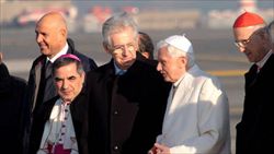 Il premier Monti e papa Benedetto XVI durante il precedente incontro, a Fiumicino (foto Ansa).