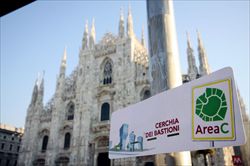 I cartelli che annunciano l'Area C. a Milano, dal 16 gennaio.