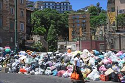 Immondizia nelle strade di Napoli durante l'ultima emergeza rifiuti (foto Ansa).