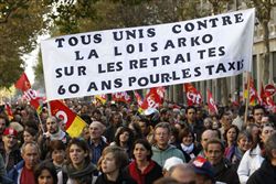 Una manifestazione dei tassiti in Francia contro la nuova legge sulle pensioni di categoria (foto Reuteurs).