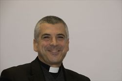 Don Francesco Antonio Soddu, nuovo direttore di Caritas Italiana (foto Ufficio stampa Caritas). In copertina: monsignor Crociata con il cardinale Bagnasco (foto Ansa).
