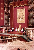 Paolo VI presiede una cerimonia in San Pietro durante il Concilio.